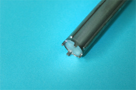 底部突起、円筒外部のリブの缶（直径16mm、突起2.5mm）