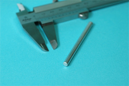 直径5mm、長さ66mmの缶（1回のプレスで成形可能）